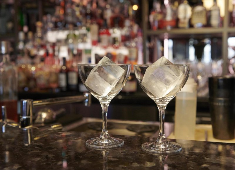 twee-ijsblokjes-glas